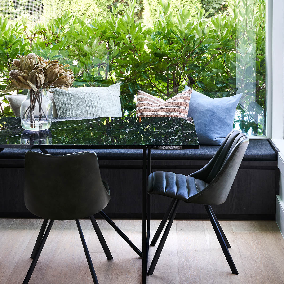 Nala Dining Table (Black).